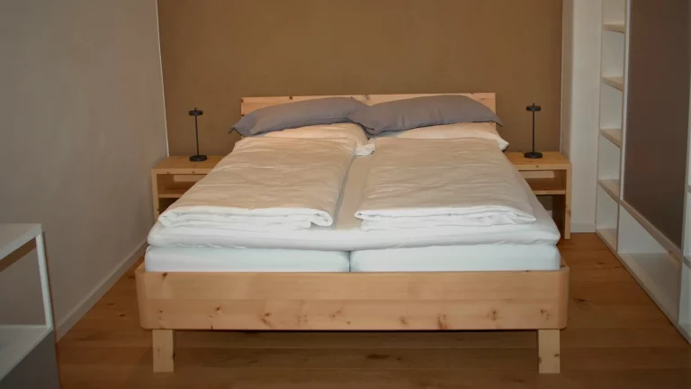 Weingut_Porzelt_Gaestehaus_Bett5