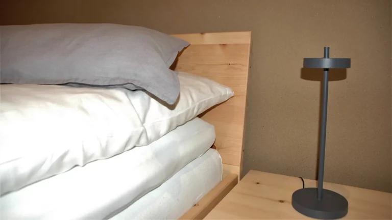 Weingut_Porzelt_Gaestehaus_Bett_Detail4