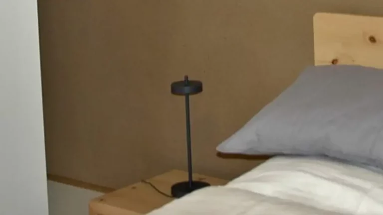 Weingut_Porzelt_Gaestehaus_Bett_Detail_W29