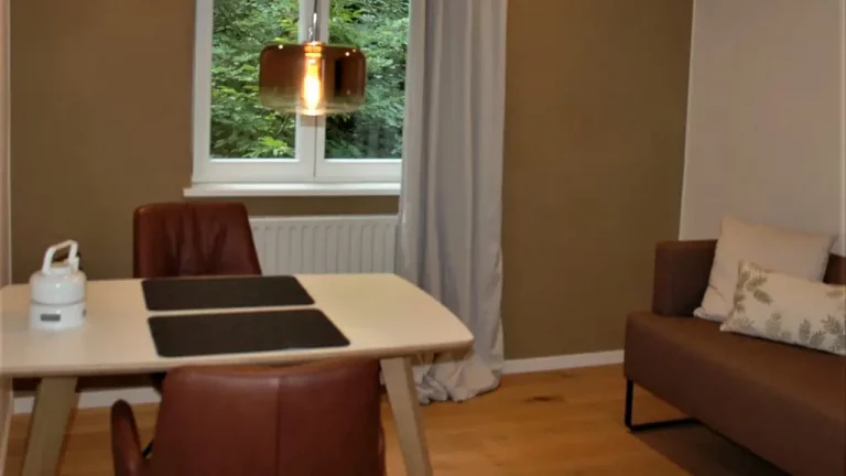 Weingut_Porzelt_Gaestehaus_Essbereich_Rot_13-1