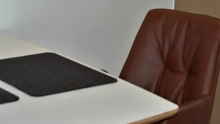 Weingut_Porzelt_Gaestehaus_Essbereich_Rot_Detail_12