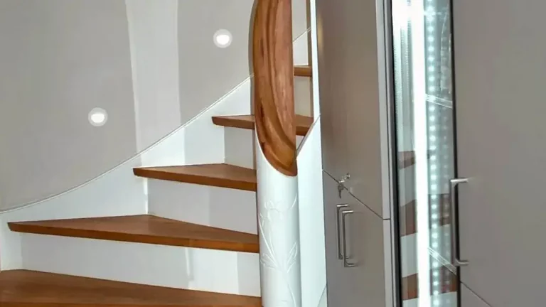 Weingut_Porzelt_Gaestehaus_Flur_Treppe1