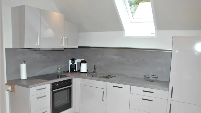 Weingut_Porzelt_Gaestehaus_Kueche_Weiss-2