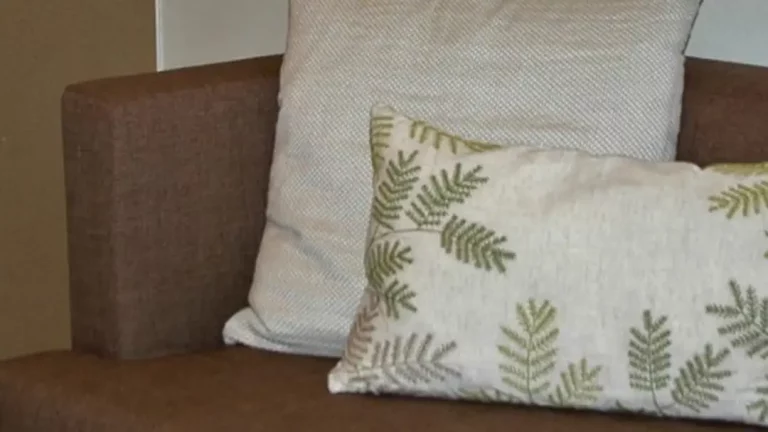 Weingut_Porzelt_Gaestehaus_Sofa_Kissen_Detail_11